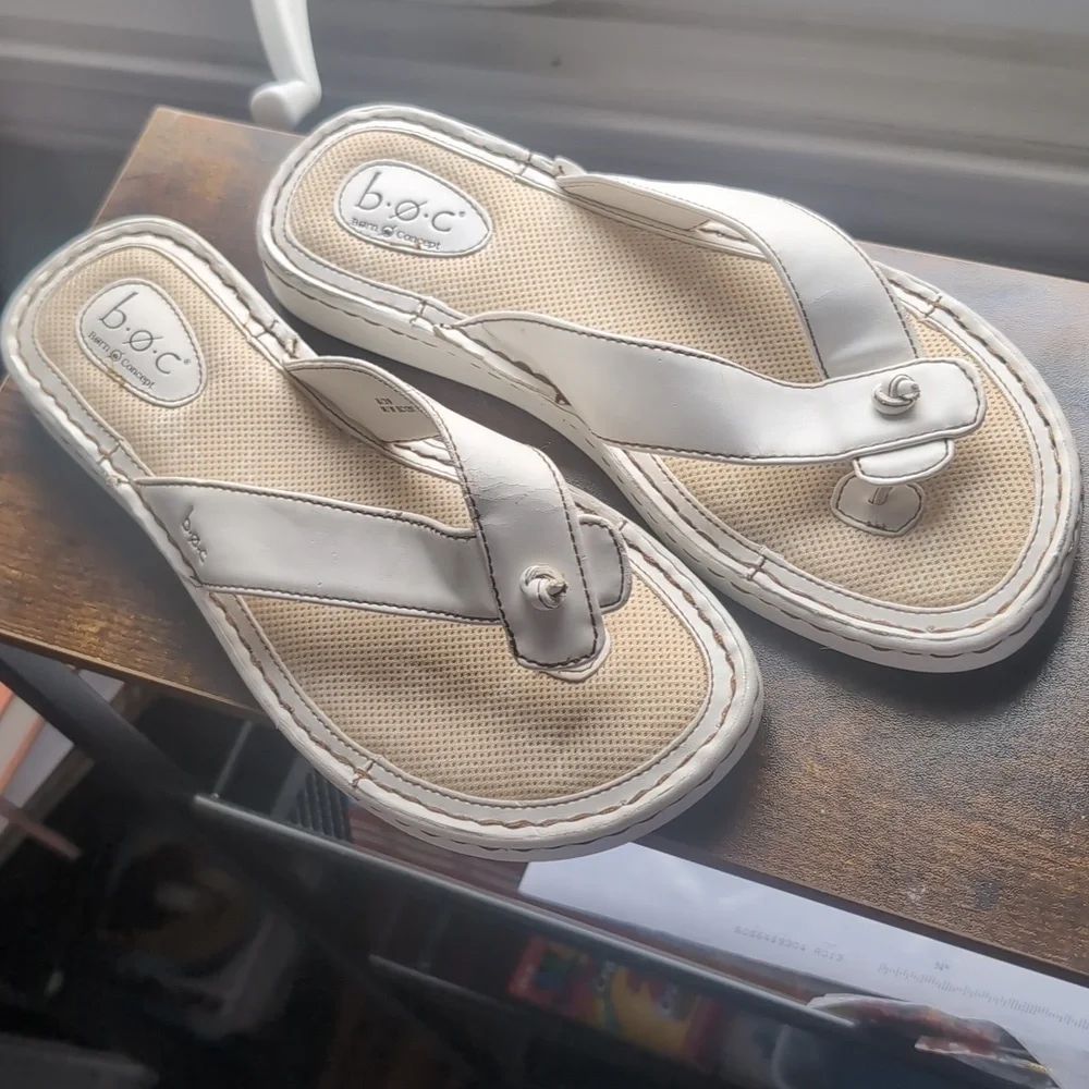 B.o.c Women's Size 8 White Leather Slip-On Flat Sandals / Flip Flops